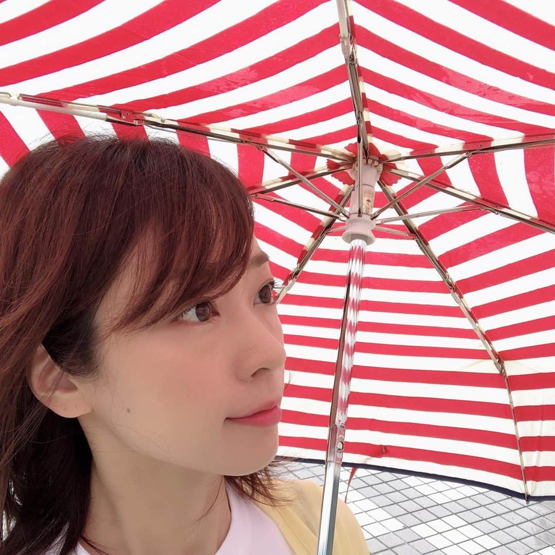 福田麻衣さんのインスタグラム写真 - (福田麻衣Instagram)「#雨です 派手な柄の傘で気分あげてます。 このあと15:20頃〜 #bayfm  ラジオプロショッパーです！」7月12日 14時54分 - mai2my2