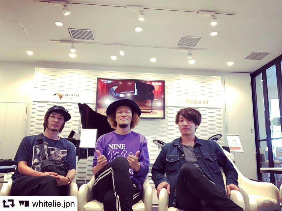 OKP-STARさんのインスタグラム写真 - (OKP-STARInstagram)「あつーーーい！！☀️ #repost @whitelie.jpn ・・・ WHITE LIEメンバー名古屋に向けて移動中🚘. . 途中楽器コーナーがありましたのでメンバーみんなで休憩がてら遊んでました🎸⚡️⚡️. . 今日は名古屋にてWHITE LIEアコースティックツアー初日です！  名古屋の皆さん楽しみましょーね😆. . #WHITELIE #ホワイトライ #アコースティックツアー #OKPSTAR #岩中英明 #戸渡陽太」7月12日 14時54分 - okp_bassman