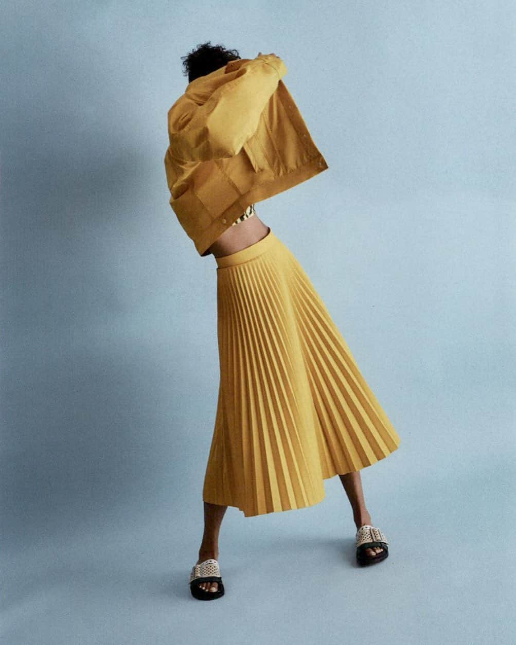 MM6 Maison Margielaさんのインスタグラム写真 - (MM6 Maison MargielaInstagram)「#MM6 AW19 pre-collection yellow raincoat featured on @ellecanada & @ellequebec photographed by @brentgoldsmith styled by @elainejyll」7月12日 14時56分 - mm6maisonmargiela