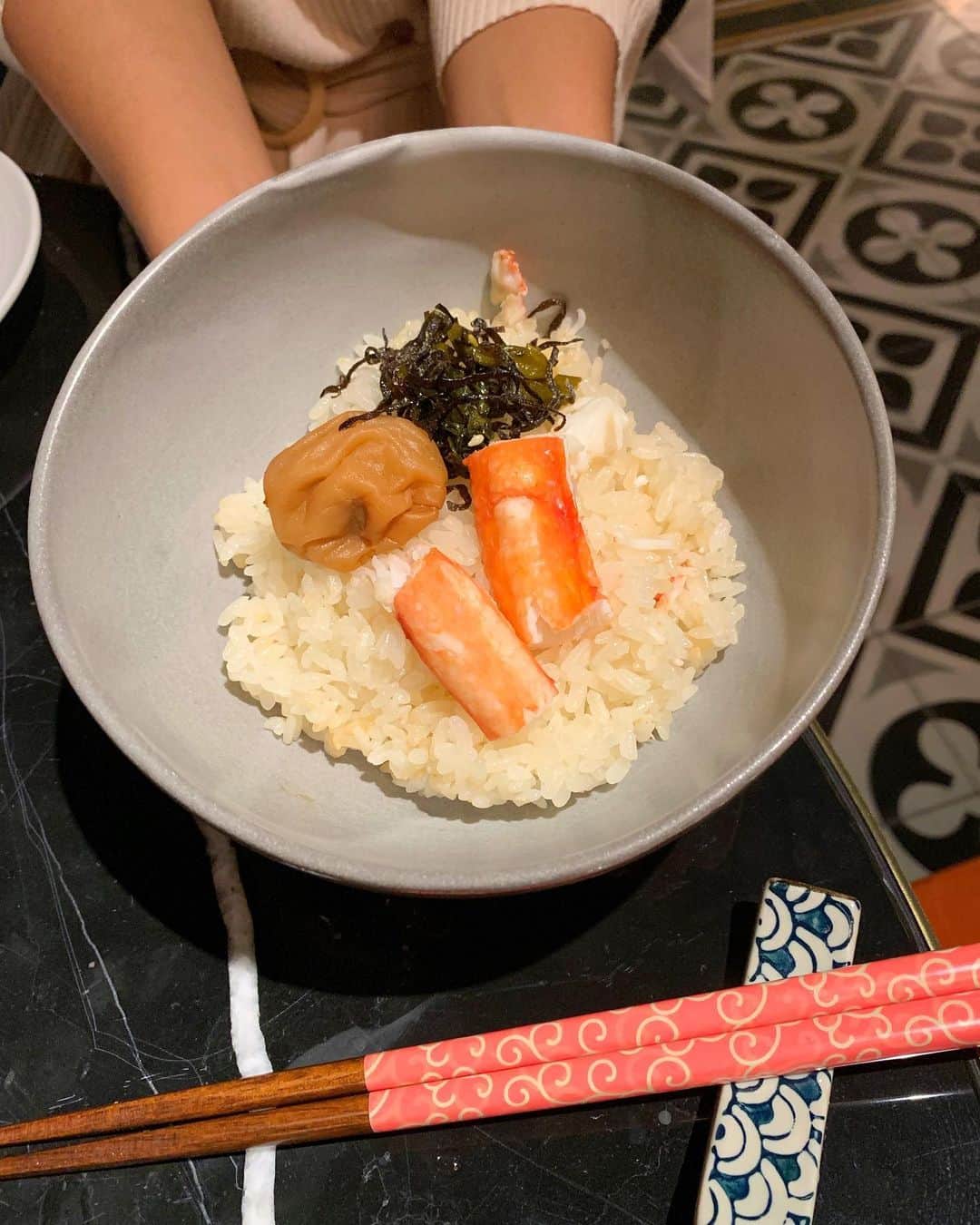 松本未夢さんのインスタグラム写真 - (松本未夢Instagram)「@tenshinobangkok 👼🏼is a chic innovative Japanese restaurant with French twist 🥰 . . * Black Truffle Cold Soba 300B  ผู้หญิงชอบแน่นอน💘🤣 . *Hokkaido Uni Ikura Don (1 Jul-31 Aug 2019) S/ 890B, L/ 1,990B . *Ebi Consommé with Puff Pastry 450B . *Alaska King Crab Rice 450B  มิมุชอบอันนี้มาก😍กินหมดคนเดียวค่า🤣 . . Truffle と蕎麦がコラボしてるなんて😍女子は絶対頼むやーつ💕 みーむーは蟹と梅干しとお漬物がのってるご飯がヒットでした💘田舎育ちだから、こーゆーの大好き🥰 . . . #มิมุ #ไม่ใช่มุมิ  #Tenshinobangkok #japaneserestaurant #SeaUrchin #HokkaidoUni #LadyNightTenshino #bangkokrestaurant  #thailand #sightseeing #trip #dinner #バンコク #バンコクおすすめレストラン #バンコク旅行 #タイ旅行 #タイ #タイレポ #海外生活 #バンコク生活 #インスタ映えスポット」7月12日 14時59分 - miiimuuu_chan