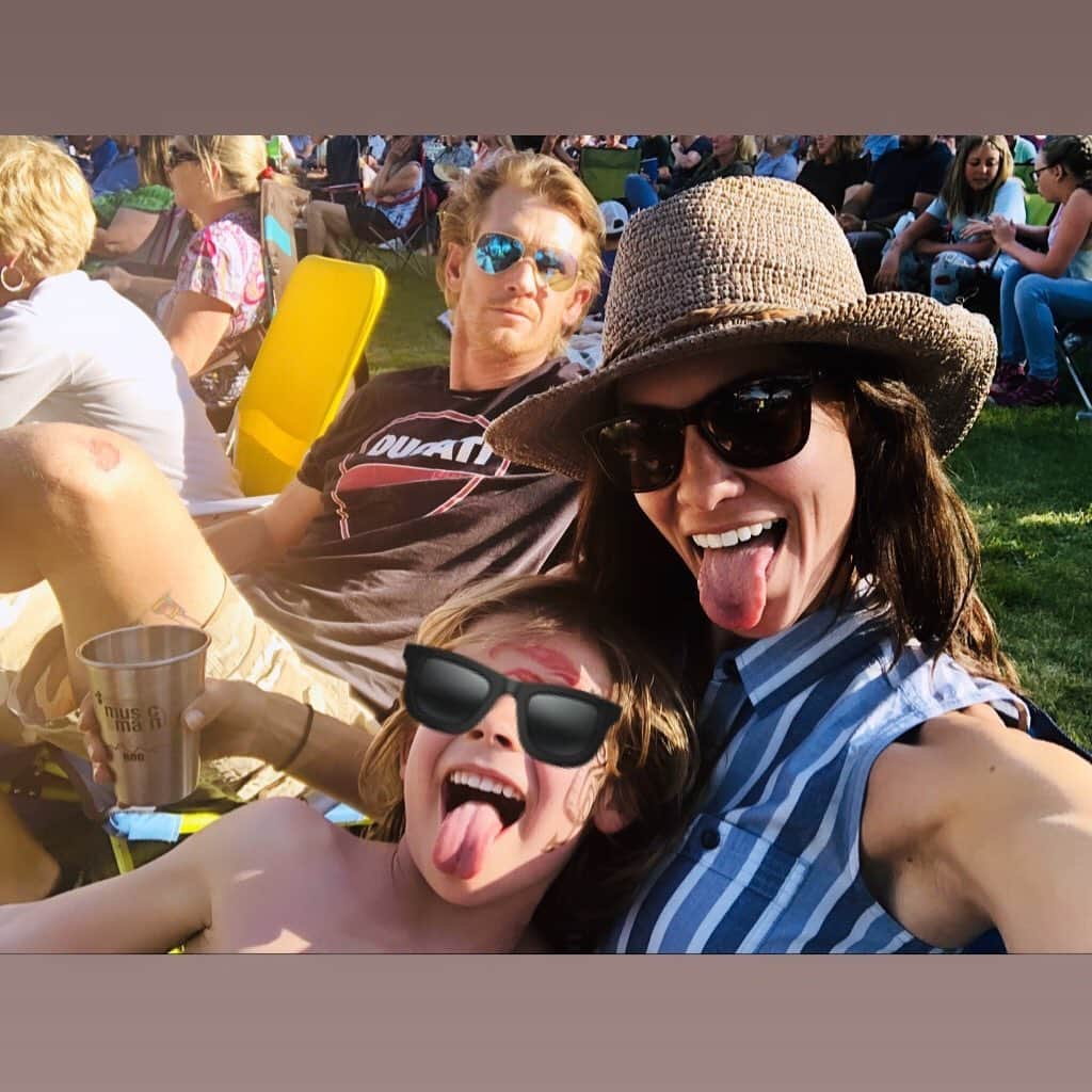 ダニエラ・ルーアさんのインスタグラム写真 - (ダニエラ・ルーアInstagram)「Outdoor concert vibes... . A vibrar num concerto ao ar livre... . #idaho #family #kids #hubby #vacation #rest #descanso #férias #filhos #família #maridão #concert #concerto」7月12日 15時02分 - danielaruah