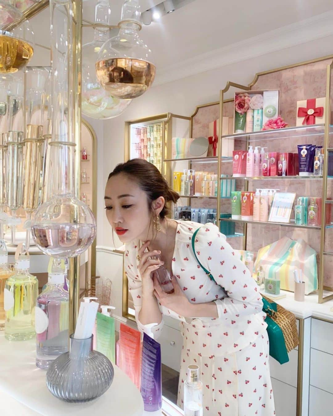 神崎恵さんのインスタグラム写真 - (神崎恵Instagram)「パリを発つ前に寄った ロジェ・ガレ。 みずみずしい香りいっぱいの華やかな店内。 ロジェガレのパフュームソープが可愛くて、ランジェリーと一緒に並べています。 #ロジェガレ」7月12日 15時04分 - megumi_kanzaki