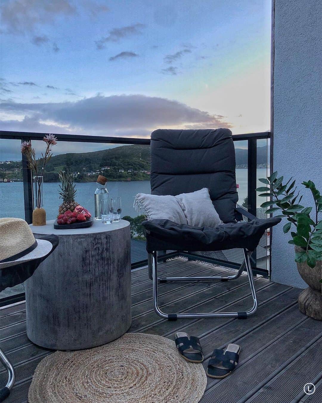のインスタグラム：「annonse| Mornings ☀️ 💥Konkurransen er avsluttet 💥 GIVEAWAY!!! I samarbeid med @multitrend er jeg så heldig å få gi bort 2 stk. FIAM SOLSTOLER 🌻 For å delta i konkurransen: • Lik bildet •Følg @multitrend og meg @ingerliselille •Tag en venn under bildet her. E kommentar er et lodd. Så tag gjerne flere ganger, med nye venner! •Vinneren trekkes nå i helgen allerede. Masse lykke til ☀️🌻☀️🌻 . . . #giveaway #multitrend #summer #sommer #solstol #utemøbler #uteplass #uterom #patio #patiodesign #norskehjem #nordicliving #scandinavianstyle #interiordesign #interior_delux #outdoorliving #skandinaviskehjem #altan #balkong #gardendesign #balcony #gardeninspo」