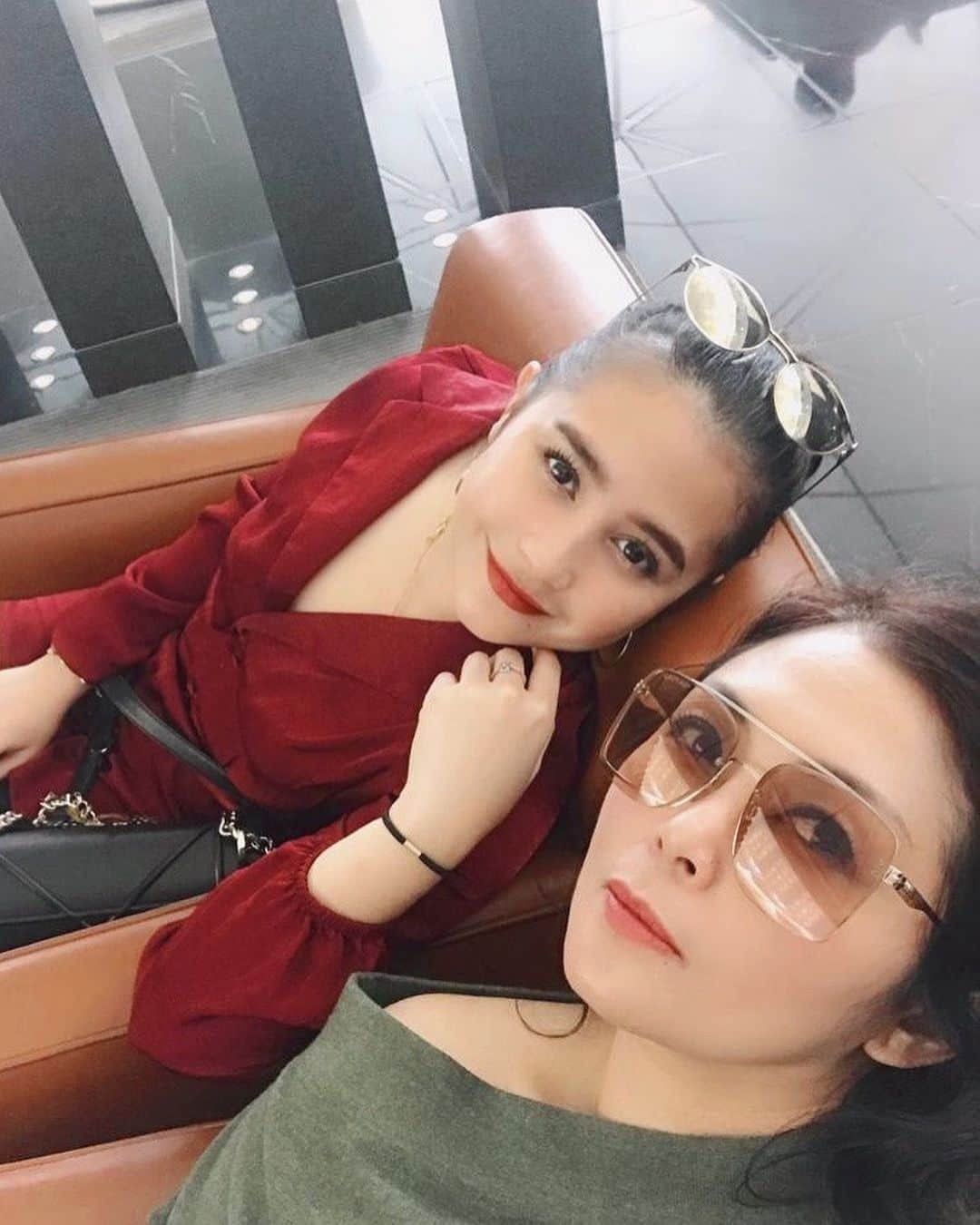 Prilly Latuconsinaさんのインスタグラム写真 - (Prilly LatuconsinaInstagram)「It’s always amazing to have a friend who share the same vision and love to work as much as you do! Well, what an amazing crazy experience we had in Hongkong! 17 meetings in total, late night discussion and also memorable laugh we shared! I had so much fun! Prilly's the best experience ever after LA! Ahaha but i wish this time will open “new door” for us to go to completely different world! Why not? #bestfriend  #workaholicwoman」7月12日 15時21分 - prillylatuconsina96