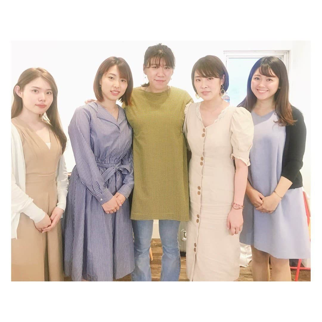 宮本由梨さんのインスタグラム写真 - (宮本由梨Instagram)「先日のメイクレッスンでの様子😊✨ みなさんと楽しくお話ししながらとっても楽しくできました！！ 毎回緊張するけど、始まるととっても楽しくて時間が足りなくなる😂❤️ これから色んなところでメイクレッスン出来そうで楽しみもいっぱいあります。 写真に写ってない方もいらっしゃいますが、ありがたいことに満員御礼でとっても幸せでした☺️🙏 #jucyノメイクノオハナシ #じゅしりっぷ💋」7月12日 15時24分 - miyamoto_yuri_