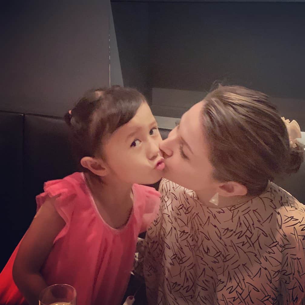 のインスタグラム：「スキンシップは大切にしております 虫歯菌がうつるから マウスtoマウスのキスは避けるべきとの意見もありますが🧐😂 キミは私から産まれたので そのレベルの話はどうでも良いのです👾👍🏻 ． 親子のスキンシップはその親子の形なのです ． 愛情表現を大切にしていきたいです❤️ ． #100人100通り #きゃーちゃん0219」