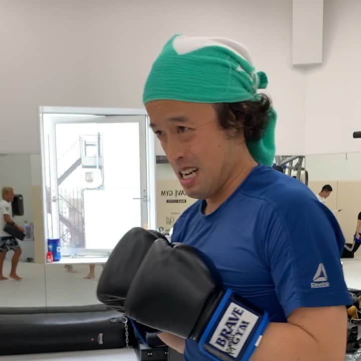 岸本加世子のインスタグラム：「かよちゃんトレーニング。もう言わないで！編。あー。笑った。武田先生ふざけてすみませんでした。💦#bravegym #やついいちろう #武田光司」