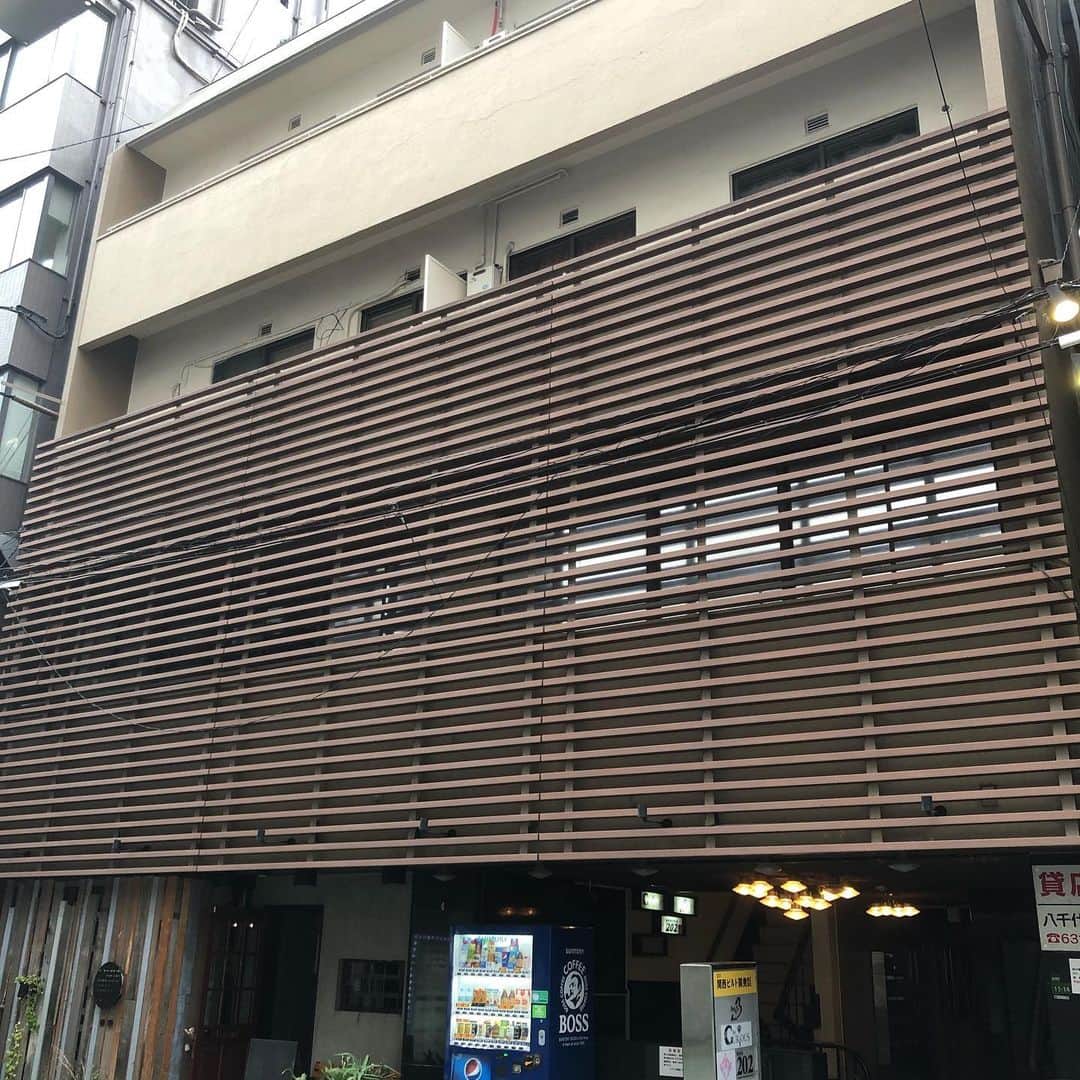 ?部屋LABO.?のインスタグラム：「【テナント様募集中】 大阪市北区兎我野町エリアで弊社所有ビルの地下一階が空く予定です^_^ 周辺は梅田駅まで徒歩圏内の繁華街立地の真ん中にあり、飲食店等も多数出店！ 約17坪と手頃な広さで、飲食店向きですよ^_^ 賃貸条件などは柔軟に対応可能です(^ ^) お問い合わせは随時受付中です（╹◡╹） 06-4704-6940」