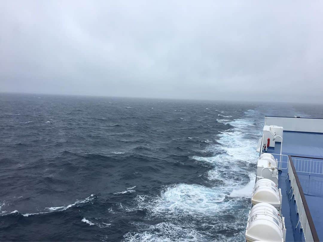 黒山健一さんのインスタグラム写真 - (黒山健一Instagram)「小雨が降ってるけど、揺れもなく快適な船旅❗️ いつもと変わらず…チーム三谷のメンバーと、くだらぬ話しで盛り上がり❗️ フェリーは、北上しています❗️ #新日本海フェリー」7月12日 15時55分 - kenichi_kuroyama
