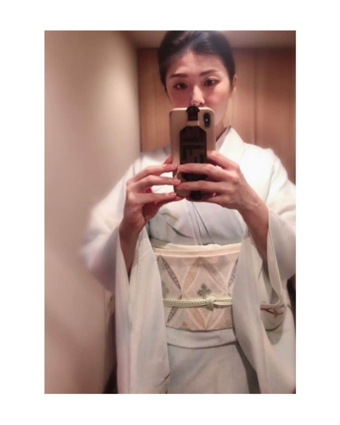 川村亜紀さんのインスタグラム写真 - (川村亜紀Instagram)「絽の付け下げ。 目で涼しさを感じられて好きです🎋  お着物のお写真をストーリーズにまとめようか考え中です。どうでしょう？  #歌舞伎 をはじめ #お着物 や #日本の伝統 が長く守られ受け継がれますように。 #kimono #kimonocordinate #japanesekimono #japanesetradition #beautifultradition #lovekimono  #instakimono  #お着物 #お着物コーディネイト #日本の伝統 #守るべきもの #帯とお着物 #帯締めと帯揚げ #お草履とバッグ #組み合わせが楽しい #絽 #絽のお着物 #盛夏の装い #目から涼しさを  #ぎをん齋藤 さん #きねや さん #亜紀の和装記録」7月12日 15時57分 - _aki1015_