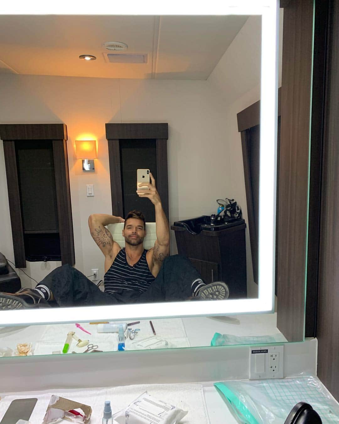 リッキー・マーティンさんのインスタグラム写真 - (リッキー・マーティンInstagram)「Another day, another set. . #secretproject」7月12日 16時04分 - ricky_martin