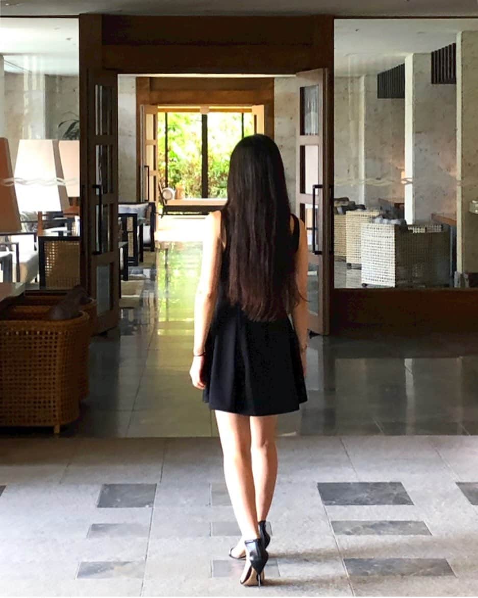 榊山敬代のインスタグラム：「☀︎… ・ 光合成しました昨日からは 今日は室内でのんびりの巻  髪の毛もじゃもじゃも気にしない 何も考えないという時間を過ごす  アタマ空っぽな贅沢なひとときの巻  虫さんの声や風や波の音をBGMにして  東京では体感できない自然の気配から 心をリセットしながら未来を描くとき ・ ・ ・ #morning #Japan #okinawa #沖縄 #sea  #okinawaphoto #日本画家 の #旅の記録 #外出こんなもん #refresh #relax #充電中 🔌 #気分転換 #夏 #summer #朝 から #黒いネェネェ #ワンピース #blackdress #black #黒好き #okinawa_love」