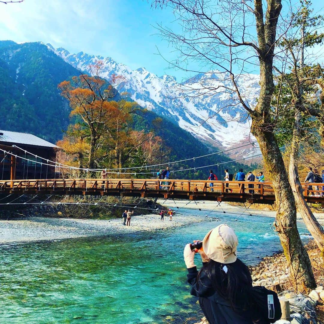 mycoのインスタグラム：「初！上高地へ🏔 夜は天の川🌌見たくて川沿いに寝転んでました🌠 りりも連れてきたかったのですが初めてなのと上高地に泊まりたくてお留守番。わんちゃんは1匹も見ませんでした。 綺麗な景色に癒されました！ ＃上高地 #instamountains ＃絶景 ＃河童橋」