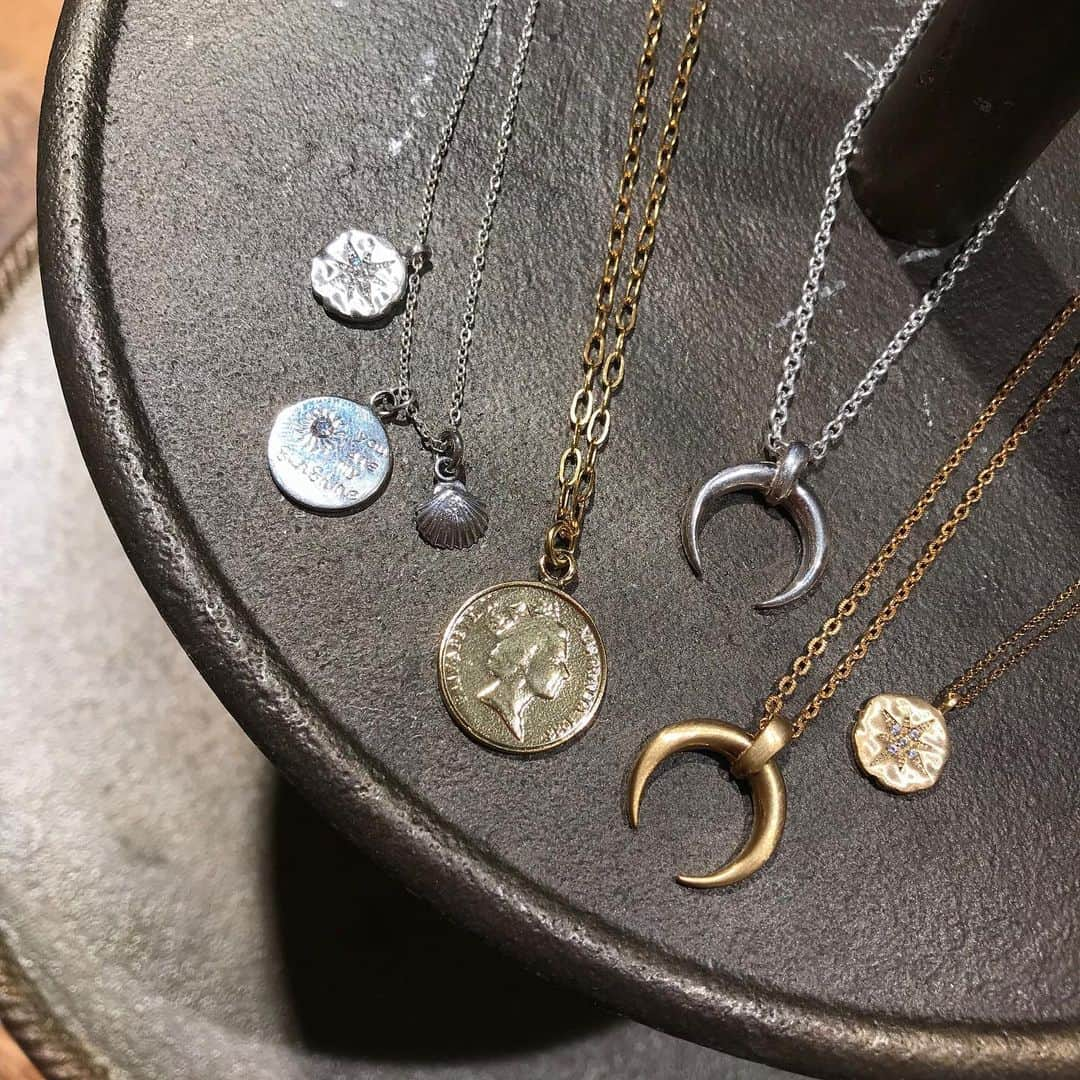 BOX CHARM Industryさんのインスタグラム写真 - (BOX CHARM IndustryInstagram)「こんにちは🐸 SLV925素材の新しいチャームが入荷致しました〜✨ ネックレスはもちろん、ブレスレットやピアスにも出来ますよ！！. . ＊画像のゴールドカラーのチャームはSLV925素材にゴールドメッキ加工が施されています。 . . . #boxcharmindustry #boxcharm #handmade #accessories #handmadeaccessory #sv925  #tokyo #harajuku #catstreet  #ボックスチャームインダストリー #ボックスチャーム #ハンドメイ#アクセサリー #ハンドメイドアクセサリー  #シルバー #東京 #原宿 #原宿キャットストリート」7月12日 16時12分 - bcindustry_