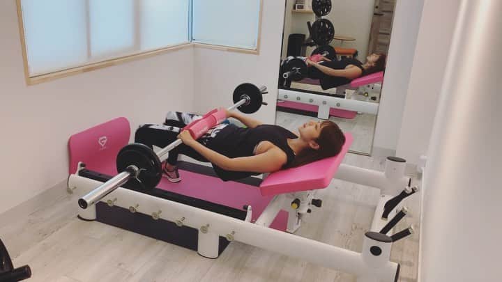わちみなみのインスタグラム：「意外と筋トレの動画あげたことなかったかも！﻿ 恥ずかしいですが、、笑﻿ ﻿ 週2で行けた⭐️﻿ ﻿ @bosty_official  の新店舗﻿ ﻿ ピンクの部屋ができてた！﻿ お尻の筋トレ専用の部屋らしい😂﻿ ﻿ いつもよりお尻だけに効いてる感じがあって﻿ ちょっと軽めにしてもらいました🙇‍♂️﻿ ﻿ #bosty #筋トレ #パーソナル  #わちみなみ」