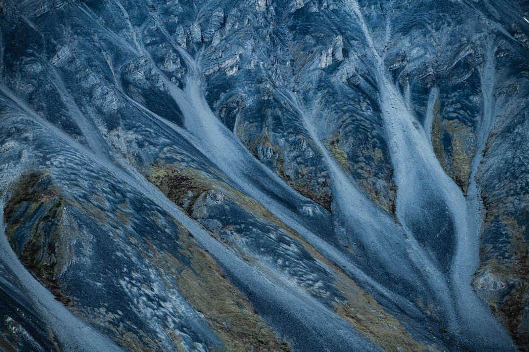 トミー・コールドウェルさんのインスタグラム写真 - (トミー・コールドウェルInstagram)「Few things bring me joy like great adventures with cool people. Our journey through the Arctic Wildlife Refuge started with a dip the most incredible hot spring I have ever seen. Over the next few days we would climb over a mountain range, across epic glaciers and down to the headwaters of these intricate braded rivers. The breathtaking beauty of this wild land took me by surprise. It felt pristine in a way I have never seen and filled me with an inner calmness I have not known for a long time. When pro drilling advocates call this a wasteland, I can’t help but laugh. In my view it might the farthest land from I wasteland I can imagine. The idea of turning it into an oil field breaks my heart.  There’s a link in my bio to ask your Representative to Vote YES on HR 1146 to stop oil leases in the Arctic Wildlife refuge. Vote happening this July. 📷 @austin_siadak」7月12日 16時18分 - tommycaldwell