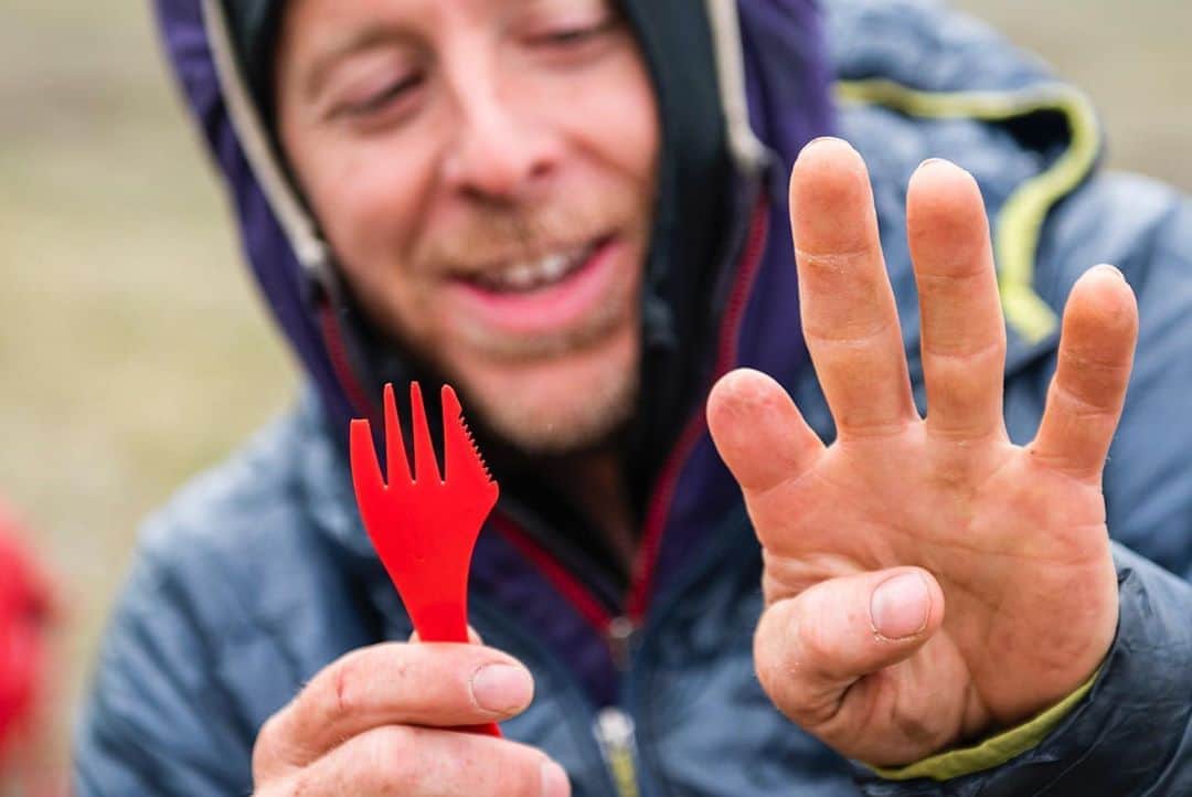 トミー・コールドウェルのインスタグラム：「Few things bring me joy like great adventures with cool people. Our journey through the Arctic Wildlife Refuge started with a dip the most incredible hot spring I have ever seen. Over the next few days we would climb over a mountain range, across epic glaciers and down to the headwaters of these intricate braded rivers. The breathtaking beauty of this wild land took me by surprise. It felt pristine in a way I have never seen and filled me with an inner calmness I have not known for a long time. When pro drilling advocates call this a wasteland, I can’t help but laugh. In my view it might the farthest land from I wasteland I can imagine. The idea of turning it into an oil field breaks my heart.  There’s a link in my bio to ask your Representative to Vote YES on HR 1146 to stop oil leases in the Arctic Wildlife refuge. Vote happening this July. 📷 @austin_siadak」