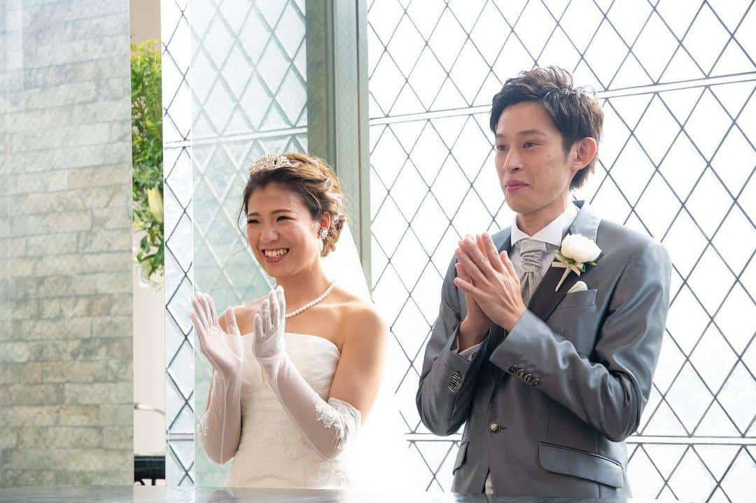 金沢結婚式 ヴィラグランディス金沢さんのインスタグラム写真 - (金沢結婚式 ヴィラグランディス金沢Instagram)「💍 . 大好きなお父さんとお母さん。 . 新郎様、新婦様から 新郎家のご両親へサプライズ👏 . 新郎新婦が自ら立会人になり 赤いリボンをお互いに結んで頂きました🥺 . サプライズ大成功で 新郎様も思わずうるっと…😢♥️ . お父様、お母様にとっても お二人の結婚式の日が 特別な記念日になりましたね😊💕 . . #villagrandis #ヴィラグランディス #ヴィラグランディス金沢 #ヴィラ嫁 #ヴィラ嫁#dressmodekazumi #金沢結婚式場 #金沢ゲストハウス #marry #marry花嫁 #結婚式 #結婚式場 #花嫁衣裳 #花嫁衣装 #結婚準備 #運命の一着 #4つの魔法 #プレ花嫁 #卒花 #卒花嫁 #日本中のプレ花嫁さんと繋がりたい #プレ花嫁サポート #プレ花嫁応援 #すべての愛しい人たちへ #ムービーサプライズ #写真好きな人と繋がりたい #赤い糸 #両親への感謝 #ミニ挙式」7月12日 16時23分 - villagrandis_kanazawa