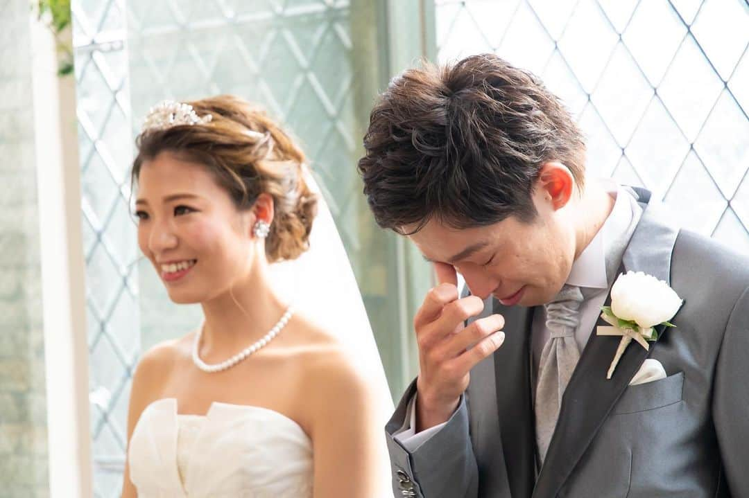 金沢結婚式 ヴィラグランディス金沢さんのインスタグラム写真 - (金沢結婚式 ヴィラグランディス金沢Instagram)「💍 . 大好きなお父さんとお母さん。 . 新郎様、新婦様から 新郎家のご両親へサプライズ👏 . 新郎新婦が自ら立会人になり 赤いリボンをお互いに結んで頂きました🥺 . サプライズ大成功で 新郎様も思わずうるっと…😢♥️ . お父様、お母様にとっても お二人の結婚式の日が 特別な記念日になりましたね😊💕 . . #villagrandis #ヴィラグランディス #ヴィラグランディス金沢 #ヴィラ嫁 #ヴィラ嫁#dressmodekazumi #金沢結婚式場 #金沢ゲストハウス #marry #marry花嫁 #結婚式 #結婚式場 #花嫁衣裳 #花嫁衣装 #結婚準備 #運命の一着 #4つの魔法 #プレ花嫁 #卒花 #卒花嫁 #日本中のプレ花嫁さんと繋がりたい #プレ花嫁サポート #プレ花嫁応援 #すべての愛しい人たちへ #ムービーサプライズ #写真好きな人と繋がりたい #赤い糸 #両親への感謝 #ミニ挙式」7月12日 16時23分 - villagrandis_kanazawa