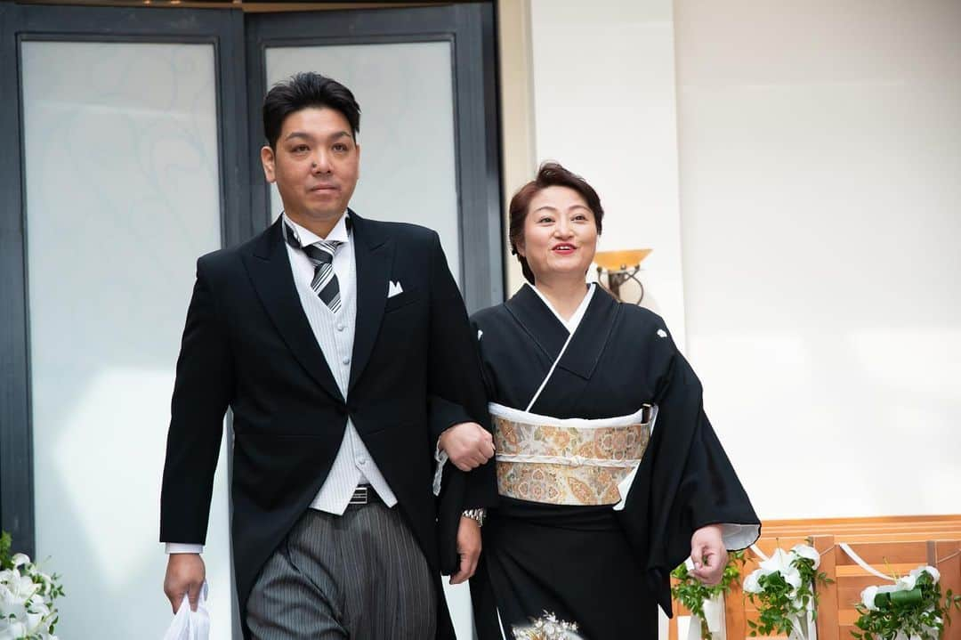 金沢結婚式 ヴィラグランディス金沢さんのインスタグラム写真 - (金沢結婚式 ヴィラグランディス金沢Instagram)「💍 . 大好きなお父さんとお母さん。 . 新郎様、新婦様から 新郎家のご両親へサプライズ👏 . 新郎新婦が自ら立会人になり 赤いリボンをお互いに結んで頂きました🥺 . サプライズ大成功で 新郎様も思わずうるっと…😢♥️ . お父様、お母様にとっても お二人の結婚式の日が 特別な記念日になりましたね😊💕 . . #villagrandis #ヴィラグランディス #ヴィラグランディス金沢 #ヴィラ嫁 #ヴィラ嫁#dressmodekazumi #金沢結婚式場 #金沢ゲストハウス #marry #marry花嫁 #結婚式 #結婚式場 #花嫁衣裳 #花嫁衣装 #結婚準備 #運命の一着 #4つの魔法 #プレ花嫁 #卒花 #卒花嫁 #日本中のプレ花嫁さんと繋がりたい #プレ花嫁サポート #プレ花嫁応援 #すべての愛しい人たちへ #ムービーサプライズ #写真好きな人と繋がりたい #赤い糸 #両親への感謝 #ミニ挙式」7月12日 16時23分 - villagrandis_kanazawa