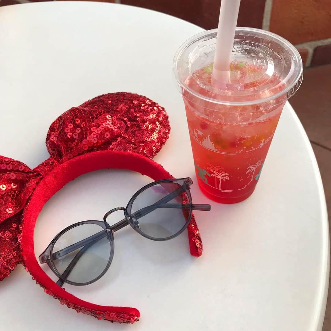 市川愛美のインスタグラム：「🍎❤️🍓🍒red🍉💋👠🌹 このカチューシャお気に入り♪ #ディズニー#ディズニーカチューシャ#インスタ探検隊」