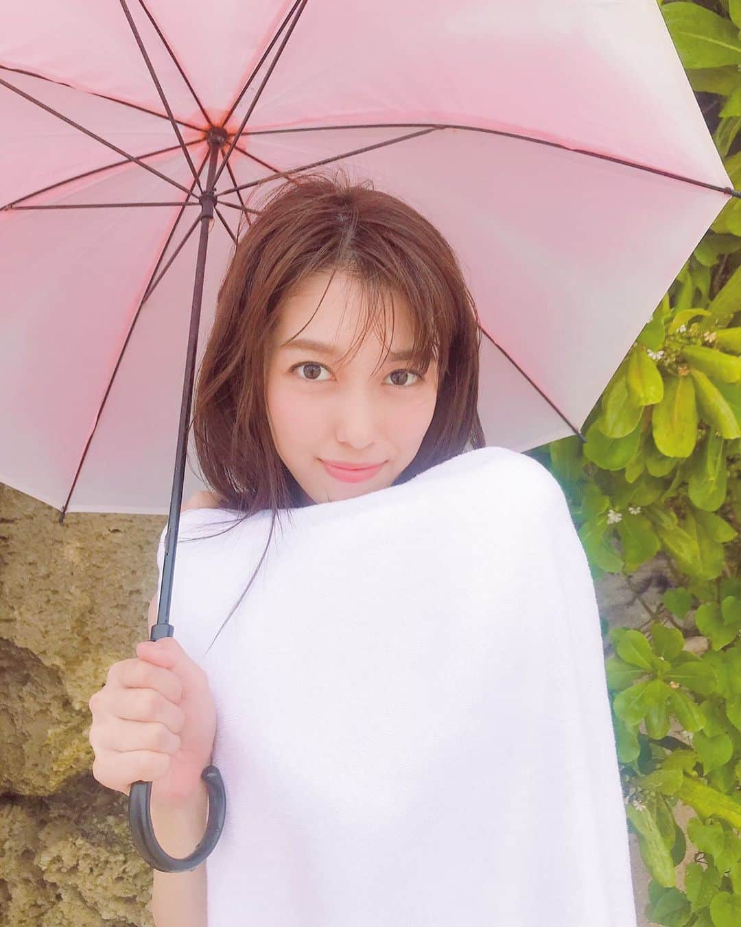 秦瑞穂さんのインスタグラム写真 - (秦瑞穂Instagram)「雨〜しばらく続くみたいだけど、梅雨明けはいつだろう？ 家から出たくないなぁ。。 #☂️ #梅雨明け #梅雨 #秦瑞穂 #家だいすき #グラビア #DVD #10月 #発売 #👙 #沖縄 #涼しかった #マネージャーカメラ」7月12日 16時38分 - hatamizuho