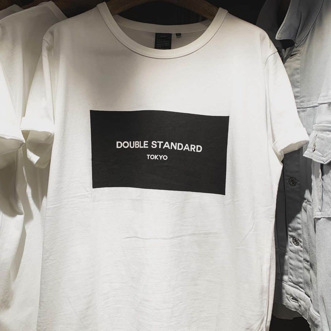 小林 ディスカスさんのインスタグラム写真 - (小林 ディスカスInstagram)「DOUBLE STANDARD CLOTHING @doublestandard_official  のメンズ D/himにて、お買い物ーっ👱🏾‍♂️💙💙💙👕 Tシャツとスポーツサンダルと、 ソックスをGET💪🏾 えっ、まだプリントTシャツと、 デニムとスウェットが合体した白パンツも欲しいかも…👱🏾‍♂️ #tokyo #japan #fashion #ファッション #luxury #ダブスタ #shopping #love #friends #永田sisters #dhim #doublestandardclothing #東京」7月12日 16時44分 - discus_kobayashi