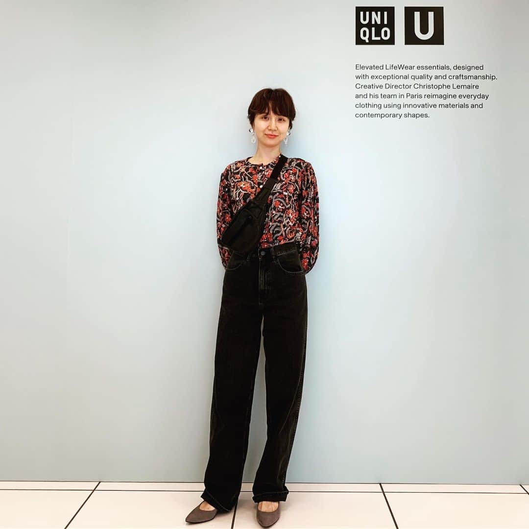 y1735kのインスタグラム：「UNIQLOプレスルームにお招き頂きました。 ・ 写真はもうすぐ発売予定のカーブパンツを試着させて頂いてます。 ・ タポッとしたシルエットのパンツはウエスト位置も高くスタイルアップ。 ・ ①枚目→インディゴデニム ②〜④枚目→ジャージ素材 （赤と黒の柄シャツは私物。それ以外のトップスはUNIQLO） ・ デニムは股上深めな私もお尻のくい込み気にせず綺麗に着れました。 ・ 履くときに大転子も気にせずスンナリはけてストレスフリー。 ・ ただ！！✋裾までたっぷりしたシルエット のパンツ、ウエストがキュッとしたものが多く、下腹部がポッコリだとちょっと勿体ないかもなぁ、、とも思ったのです🤔（デニム、綿素材のチノ、ジャージタイプがあったので、もちろん体型や気分に合わせて、選択出来ると思います◎🙆‍♂️） ・ ズボンのボタンを止めるときに グッと凹ませたいお腹。 でも 肝心の下腹部が中々凹まない、、😭 ・ 骨盤底筋に意識を向けてあげると 下腹部がグッと引き入れられて 履きたい！と思ったパンツも素敵に着こなせるかも。 ・ カーブパンツから、、骨盤底筋と下腹部の関係、、次postに続きます👏 ・ @uniqlo  #カーブパンツ #curvedpants #uniqlo #uniqloginza2019fw」
