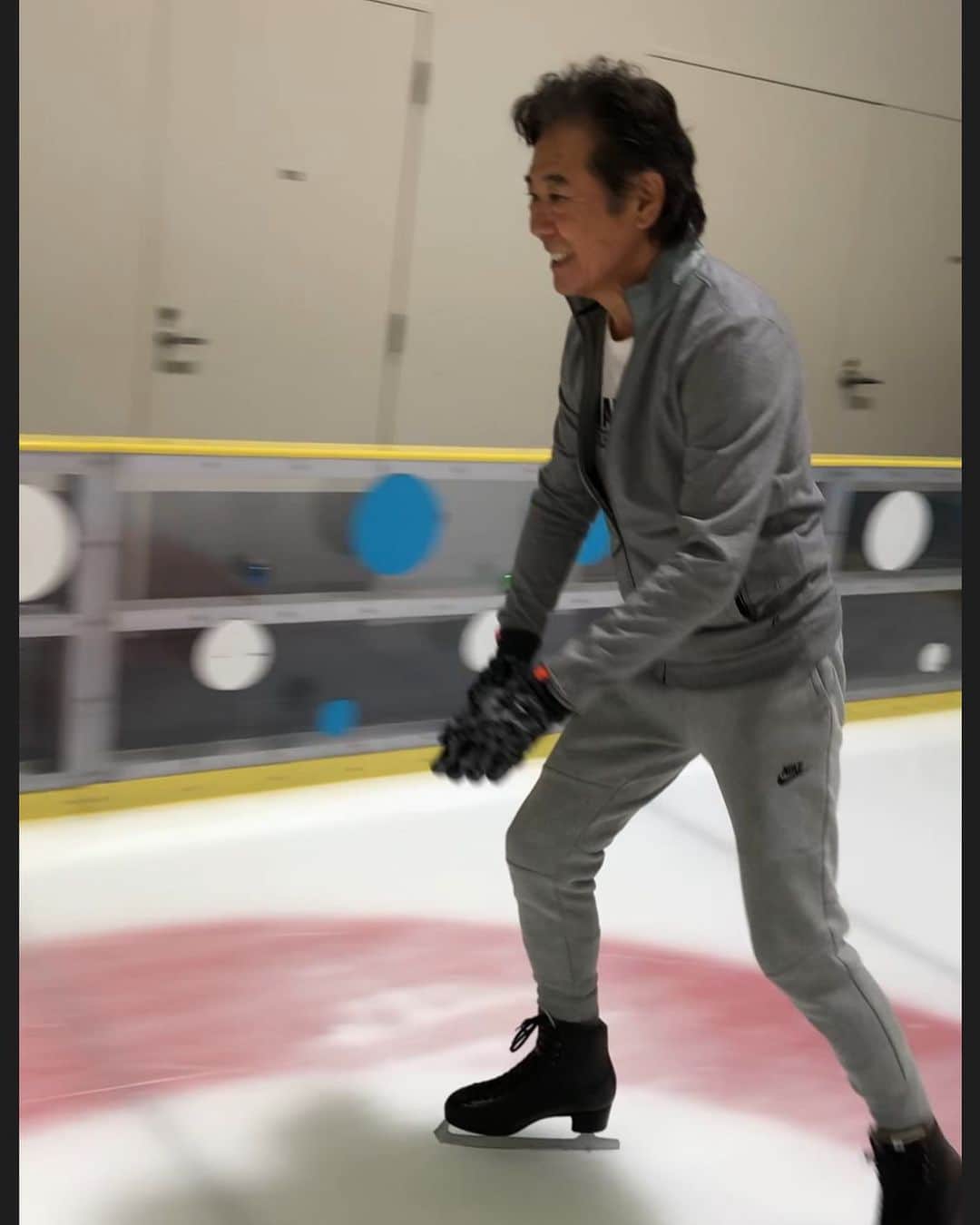西岡徳馬のインスタグラム：「55年振りにスケート⛸履いた！」
