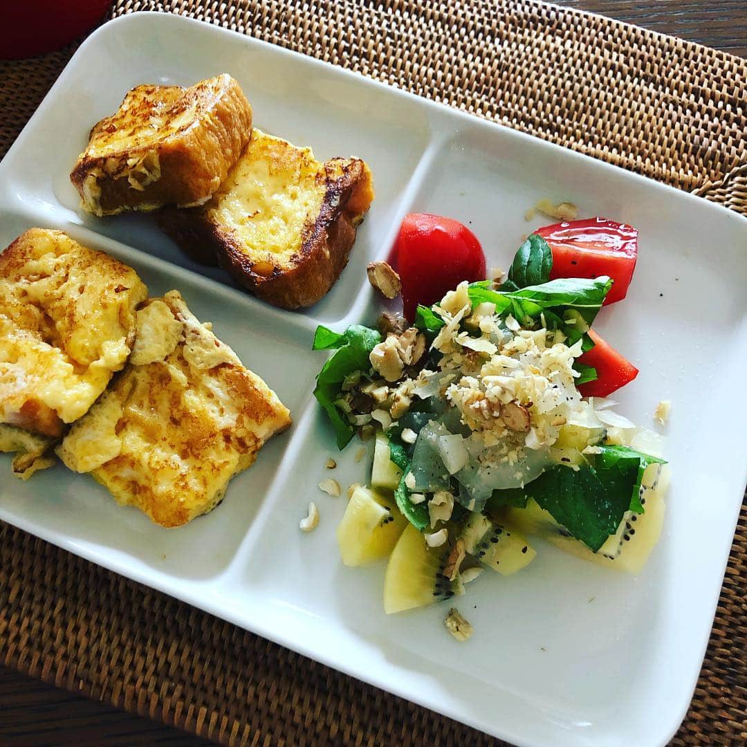 のインスタグラム：「本日の朝飯と午後のティータイム。 干からびたパンはフレンチトーストにして。 ベランダではえすぎたミントはお茶に。」