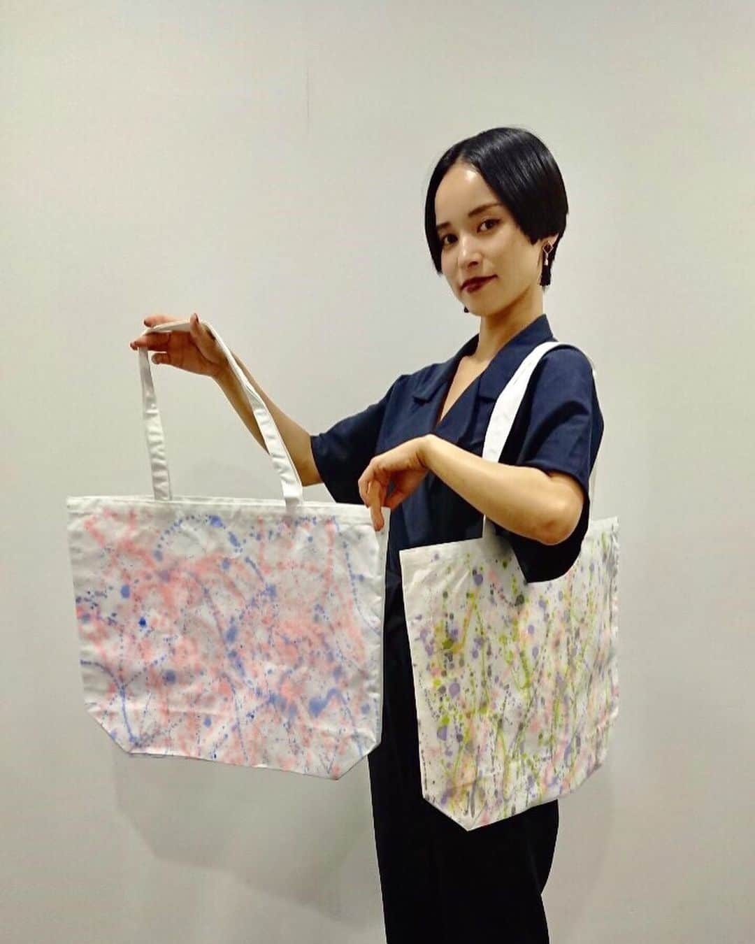 滴草由実さんのインスタグラム写真 - (滴草由実Instagram)「Wear Art ！ 全て違うデザインにペイントしたり形を繋ぎ合わせた、ハンドメイドの一点ものです✴︎ 当日はこれら以外の作品も展示します♪ お楽しみに！  #ArtMuseumOfYumiShizukusa #数に限りがあります #handmade  #paint #wear #art」7月12日 17時03分 - yumi_shizukusa