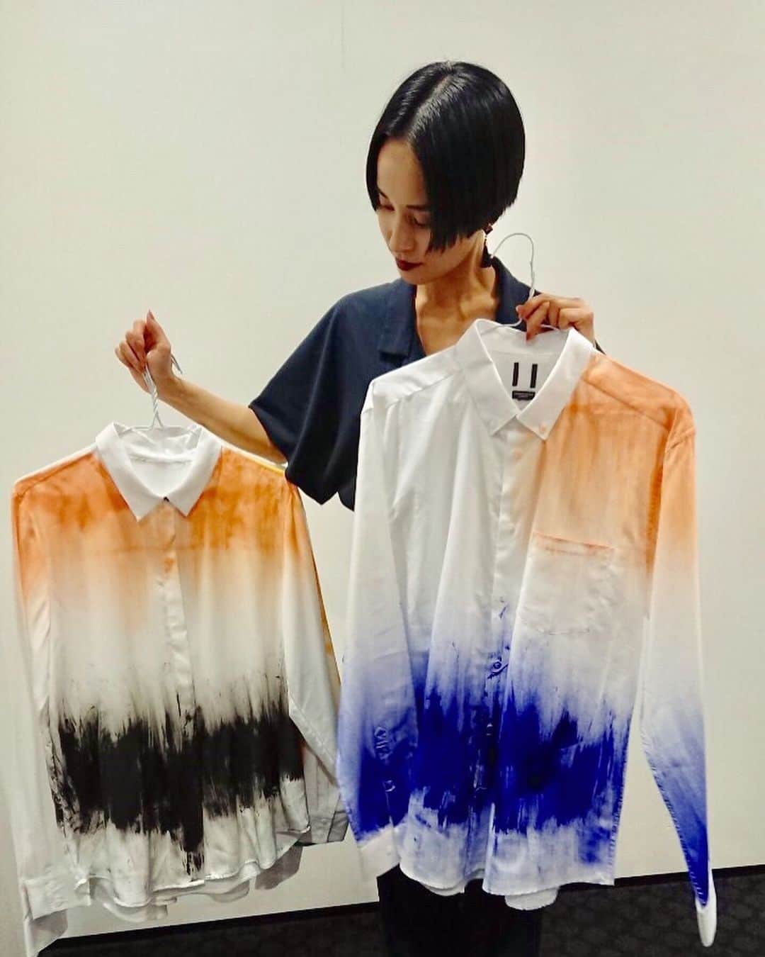 滴草由実のインスタグラム：「Wear Art ！ 全て違うデザインにペイントしたり形を繋ぎ合わせた、ハンドメイドの一点ものです✴︎ 当日はこれら以外の作品も展示します♪ お楽しみに！  #ArtMuseumOfYumiShizukusa #数に限りがあります #handmade  #paint #wear #art」