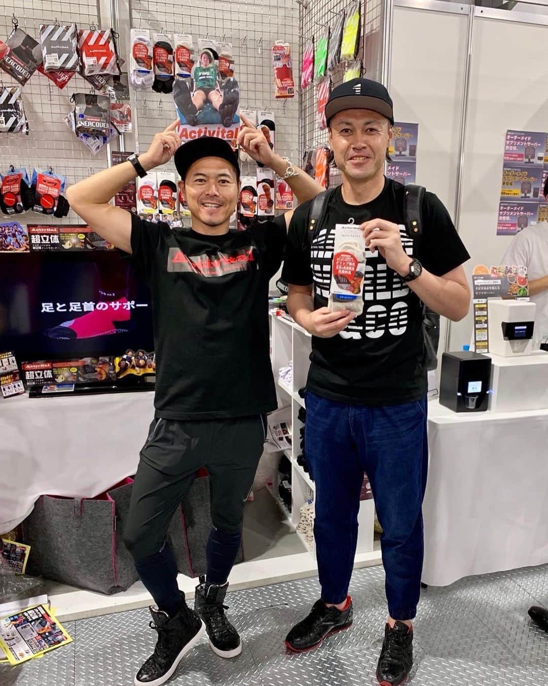 柴崎貴広さんのインスタグラム写真 - (柴崎貴広Instagram)「#sportec2019  いつもお世話になってる  #Activital  のブースで  #トッシー さんと！  #Activital  #フットサポーター  #足首保護  #ねんざ予防  #パフォーマンス向上  #上手いヤツは履いている  #キッズサイズ  #新発売  #みんなに届け  #アクティバイタル  #アクティバイタルファミリー  #足首社長」7月12日 17時04分 - shibasaki26