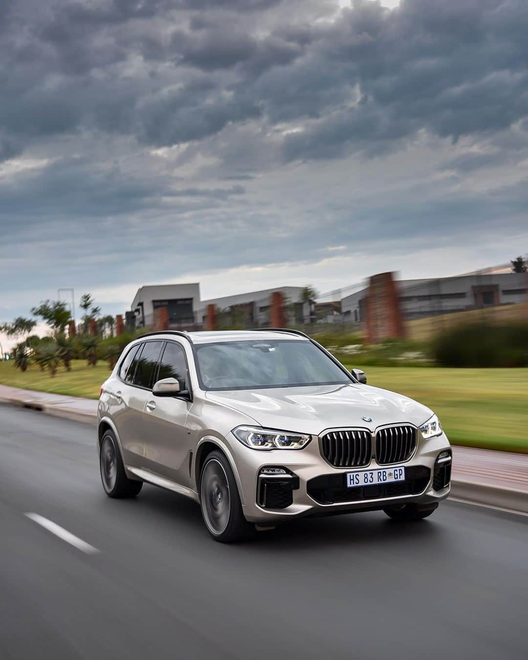 BMWのインスタグラム：「Advancing the everyday's driving experience. The BMW X5. #TheX5 #BMW #X5」