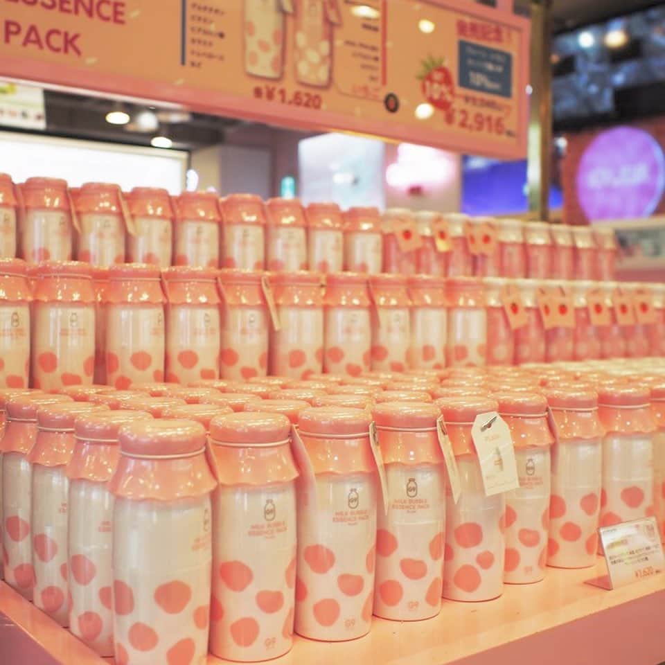 SKINGARDEN［スキンガーデン］さんのインスタグラム写真 - (SKINGARDEN［スキンガーデン］Instagram)「新商品&イベント情報✨﻿ ﻿ 《g9skin ミルクバブルエッセンスパック》﻿ ﻿ 女の子の大好きなピンクと白の色合いがとても可愛いですよね😍﻿ ﻿ バブルエッセンスパックなのでパッケージにも可愛いバブルの絵が、、👀﻿ ﻿ 可愛いがつまったバブルエッセンスパックです✨﻿ ﻿ ﻿ とても人気なので早い者勝ちですよ、、、！！！﻿ ﻿ 新商品販売を記念してイベント開催★﻿ プレーンとイチゴをセットで買うとなんと﻿ 10%割引に🥺﻿ ﻿ み皆様是非この機会にお買い求めください✨﻿ ﻿ ﻿ ﻿ ﻿ ﻿ ﻿ #新大久保 #g9#g9skin #skingarden#韓国コスメ#スキンガーデン #人気商品#ベリサム#ミルクバブルエッセンスパック#신오쿠보 #도쿄#지나인 #지나인스킨 #3ce#etudehouse #stylenanda #韓国コスメ好きな人と繋がりたい」7月12日 17時04分 - skingarden.jp