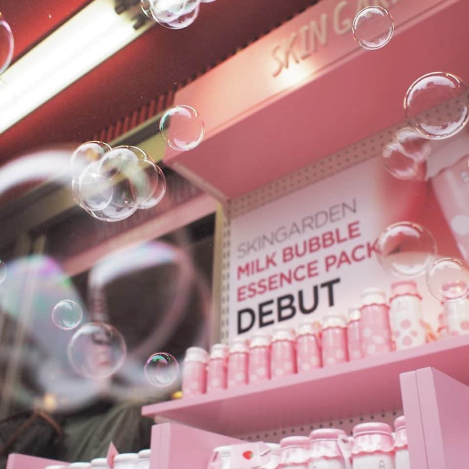 SKINGARDEN［スキンガーデン］さんのインスタグラム写真 - (SKINGARDEN［スキンガーデン］Instagram)「新商品&イベント情報✨﻿ ﻿ 《g9skin ミルクバブルエッセンスパック》﻿ ﻿ 女の子の大好きなピンクと白の色合いがとても可愛いですよね😍﻿ ﻿ バブルエッセンスパックなのでパッケージにも可愛いバブルの絵が、、👀﻿ ﻿ 可愛いがつまったバブルエッセンスパックです✨﻿ ﻿ ﻿ とても人気なので早い者勝ちですよ、、、！！！﻿ ﻿ 新商品販売を記念してイベント開催★﻿ プレーンとイチゴをセットで買うとなんと﻿ 10%割引に🥺﻿ ﻿ み皆様是非この機会にお買い求めください✨﻿ ﻿ ﻿ ﻿ ﻿ ﻿ ﻿ #新大久保 #g9#g9skin #skingarden#韓国コスメ#スキンガーデン #人気商品#ベリサム#ミルクバブルエッセンスパック#신오쿠보 #도쿄#지나인 #지나인스킨 #3ce#etudehouse #stylenanda #韓国コスメ好きな人と繋がりたい」7月12日 17時04分 - skingarden.jp