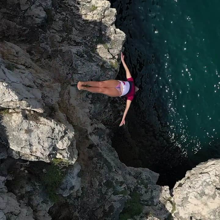 レッドブルのインスタグラム：「Witness as the adrenaline driven Red Bull Cliff Diving World Series hits new grounds in one of the oldest cities in the world this weekend 🇱🇧 @redbullcliffdiving #redbull #redbullcliffdiving #cliffdivingadventures #thrillseekers」