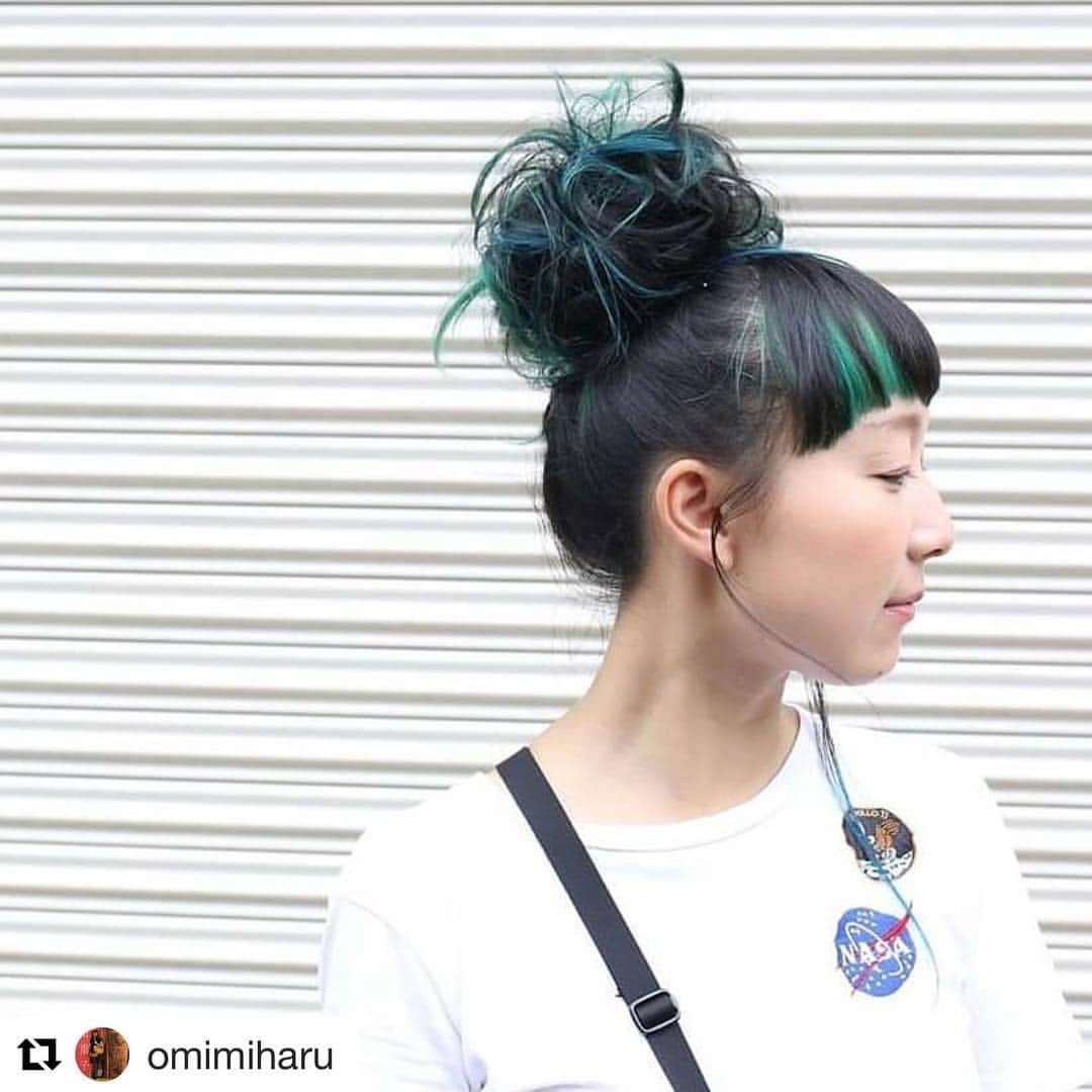 ロコル公式アカウントのインスタグラム：「#Repost @omimiharu with @get_repost ・・・ 派手髪はヘアアレンジでより可愛く🙆‍♀️💕 リポストさせていただきました！ ありがとうございます😊☀️ * * #インディゴ #ターコイズ #派手髪  #ロコル #locor #ヘアカラー #haircolor #サロンカラー #saloncolor #ブリーチ #bleach #デザインカラー #designcolor #グラデーションカラー #gradationcolor #ハイライトカラー #highlightcolor #ハイトーンカラー #hightonecolor #外国人風カラー #ルベル #lebel #タカラベルモント #takarabelmont」