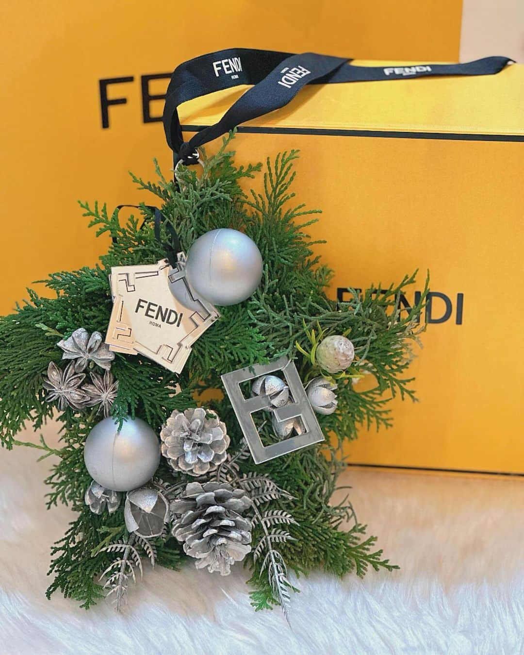 サキ吉のインスタグラム：「FENDIのXmasイベントにご招待頂き 作ったリース🎄🎁🎅🌟 ． ワークショップ的なの大好き💕 ミニ吉と一緒にパーツ選んだよ👩‍👧❤️ 早速おうちに飾りました🏠 ． ． ．  #fendichristmas  #fendi  #christmaswreath  #クリスマスリース #クリスマスリース手作り」