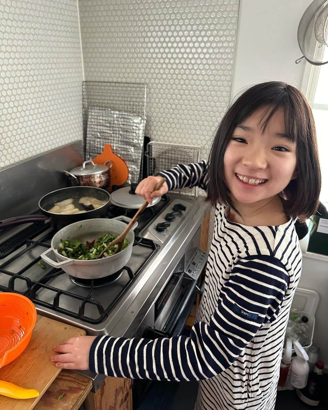 栗原友さんのインスタグラム写真 - (栗原友Instagram)「#クリトモの娘弁当 学校で収穫した大蔵大根を使ってクッキング。 昆布といりことはまぐりで、あっさり煮大根と、その時にむいた皮と葉っぱを刻んだものを、牡蠣のアヒージョの残りの油で炒めて、ふりかけを作りました。今日のお弁当は大蔵大根弁当。タコさんウィンナー4個。」12月18日 13時51分 - kuri__tomo