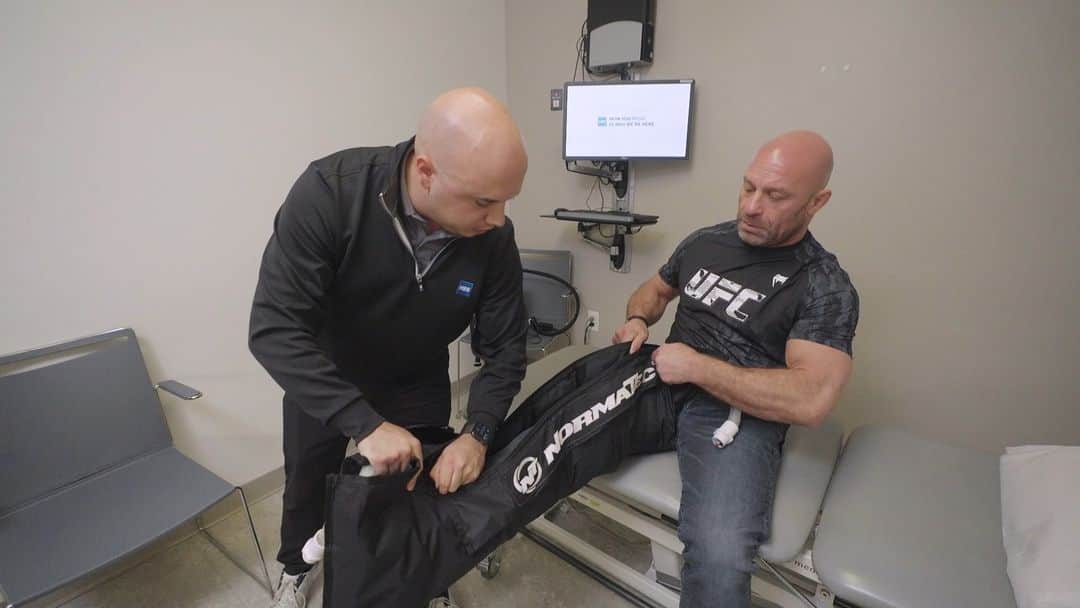 UFCのインスタグラム：「UFC Hall of Famer, @MattSerraBJJ, sits down with Dr. Jose Rodriguez, hip and knee surgeon at @HSpecials\Surgery, to talk through his injury and how Hospital for Special Surgery assisted him in his journey to recovery.」