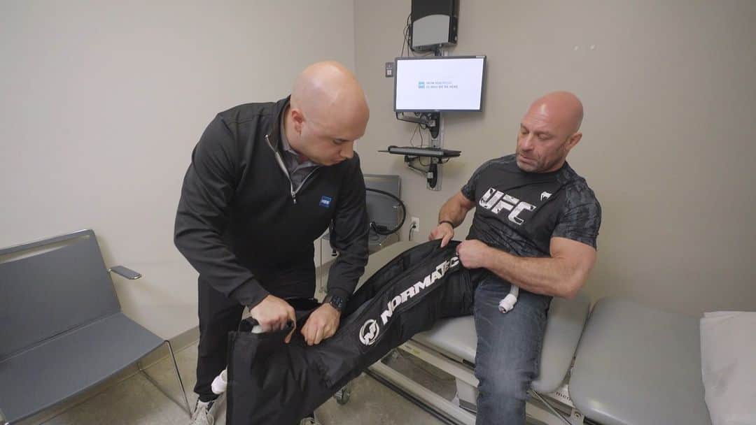 UFCのインスタグラム：「UFC Hall of Famer, @MattSerraBJJ, sits down with Dr. Jose Rodriguez, hip and knee surgeon at @HSpecials\Surgery, to talk through his injury and how Hospital for Special Surgery assisted him in his journey to recovery.」
