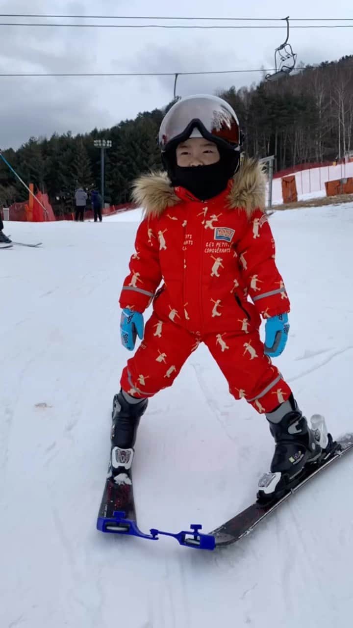 アン・ソニョンのインスタグラム：「#바로의도전  2020년 코찔찔이 꼬꼬마로 슬로프 혼자앉지도 못해서 아빠가 안고 타고 올라가 울면서 내려오던 아기 바로가,  2022/23년 스키시즌중에 <남해오네뜨/대광로제비앙배 제1회 전국스키대회> 미취학부 전국2등 은메달을 땄더랬어요 (네 자랑맞아요😏🤣)   올해는 하키에 주력하느라 스키 훈련을 거의 못했는데, 언제나 그러하듯 “본인이 즐길수 있는 마음”과 “도전정신” 승패를 깔끔하게 받아들이는 “스포츠맨쉽” 만 배운다면 더 바랄건 없습니다.  (그래도... 금메달따면 자랑을... 아.. 아니야 바로야 못들은걸로해🫢)   30일부터 각종  전국 스키대회가 열린다니 스키장 오시는  이모 삼촌들 바로보면 반갑게 인사부탁드리고, (저도 갤러리 어딘가에 찡겨 서있을꺼니까 보면 아는체해주세요😉) 유소년 스키 새싹 선수들 안전 대회할수있도록 스키장 이용시에 합심해 도와주시면 정말 감사하겠습니다 ❤️🙏🏻  <제2회 남해오네뜨/대광로제비앙배 전국스키대회>   일시 : 2024년 1월12~ 14일 (금토일)  장소 : 평창 알펜시아리조트  참가신청 : 대한스키발전연맹 @ksdf_2023  (자세한 사항은 - www.ksdf.co.kr 홈페이지 참조하시면 됩니다👍)」