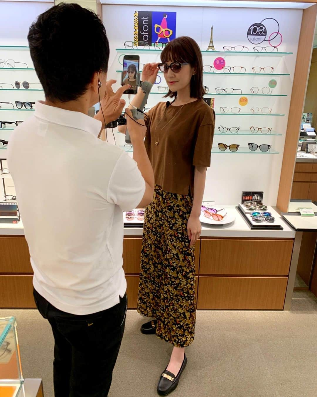 佐藤由季さんのインスタグラム写真 - (佐藤由季Instagram)「#ハンター佐藤 🕵️‍♀️ ▶️ @kashiwa_stemo  #イワキ #Iwaki   最近プライベートで #メガネ や #サングラス  をよくかける私にとって大興奮でした😍 冬でも目からの紫外線は気をつけたいし、 ファッションのアクセントにも良いですよね  撮影した時は夏でしたが、ご紹介した #lafont @lafontparis のサングラスは フレームの形や水玉など一見個性的かと 思いきや…馴染みが良くてびっくり😳 自分では選ばないような意外なデザインの ものをクリスマスプレゼントにするのも オススメです🎄 もちろん自分への #🎄 #🎁 にも👌 是非チャレンジしてみて下さい🤓  #ステモオススメハンティング  #オフショット  #動画配信  #イワキメガネ  #オシャレメガネ  #オシャレサングラス  #クリスマスプレゼント にピッタリな動画を振り返っていきます👓 #プレゼント  #bayfm #レポーター  #フリーアナウンサー  #佐藤由季  #千葉県 #柏市出身  #メガネをかけるとついついドヤ顔して手を添えたくなる 😂🙏」12月18日 14時27分 - yukisato0710