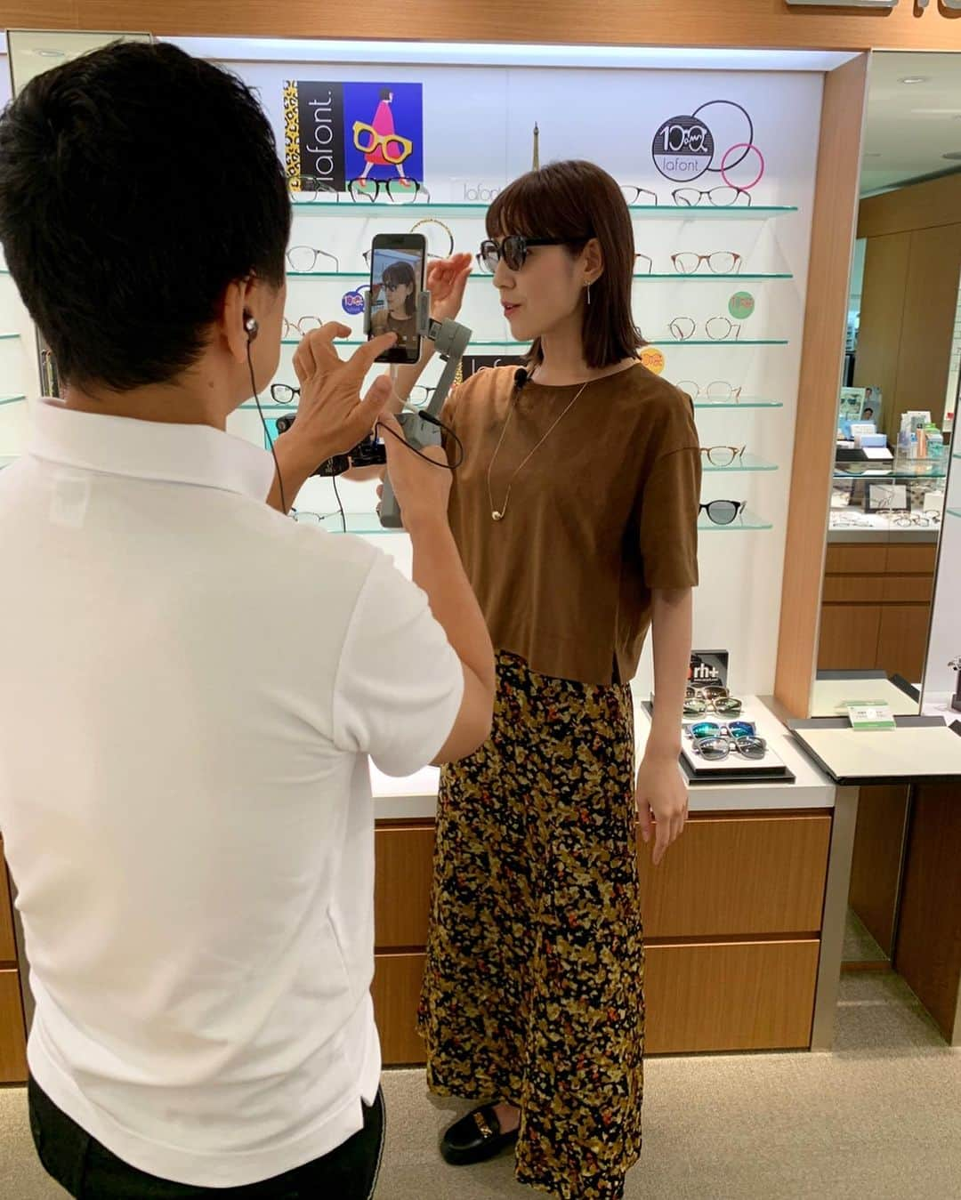 佐藤由季さんのインスタグラム写真 - (佐藤由季Instagram)「#ハンター佐藤 🕵️‍♀️ ▶️ @kashiwa_stemo  #イワキ #Iwaki   最近プライベートで #メガネ や #サングラス  をよくかける私にとって大興奮でした😍 冬でも目からの紫外線は気をつけたいし、 ファッションのアクセントにも良いですよね  撮影した時は夏でしたが、ご紹介した #lafont @lafontparis のサングラスは フレームの形や水玉など一見個性的かと 思いきや…馴染みが良くてびっくり😳 自分では選ばないような意外なデザインの ものをクリスマスプレゼントにするのも オススメです🎄 もちろん自分への #🎄 #🎁 にも👌 是非チャレンジしてみて下さい🤓  #ステモオススメハンティング  #オフショット  #動画配信  #イワキメガネ  #オシャレメガネ  #オシャレサングラス  #クリスマスプレゼント にピッタリな動画を振り返っていきます👓 #プレゼント  #bayfm #レポーター  #フリーアナウンサー  #佐藤由季  #千葉県 #柏市出身  #メガネをかけるとついついドヤ顔して手を添えたくなる 😂🙏」12月18日 14時27分 - yukisato0710