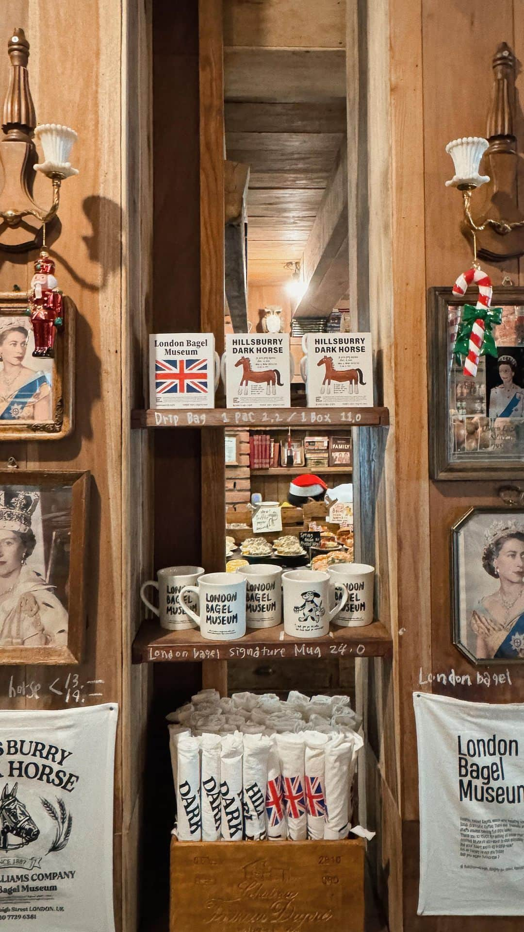 堀江直美のインスタグラム：「よく聞かれるLONDON BAGELの待ち時間の過ごし方🥯🇬🇧  #韓国カフェ#韓国グルメ #韓国#korea#koreacafe#江南カフェ#londonbagelmuseum#ロンドンベーグルミュージアム#thanksoat#minutepapillen#cafelayered#韓国ベーグル#hn✈️trip#韓国塩パン」