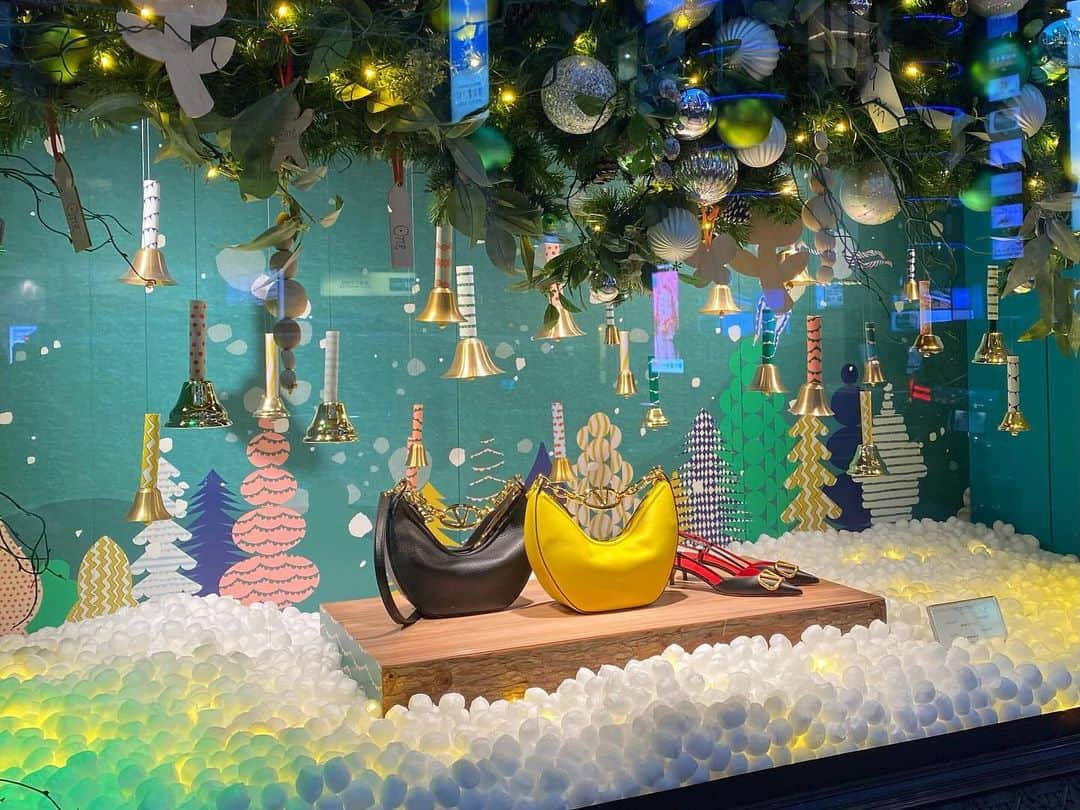 ISETAN PARK netさんのインスタグラム写真 - (ISETAN PARK netInstagram)「クリスマスまであと少し！  きらめく本館ショーウインドーから「One」の世界をお届けします🎄    今週末はクリスマスですね。  アーティスト皆川明さんといっしょにお届けしている、三越伊勢丹のクリスマス🎄  本館ショーウインドー は、もうご覧になりましたか？  寒さが増してきた夕暮れから、イルミネーションが一番きれいな時間。皆さまはどこから眺めますか？「ここから眺める伊勢丹が好き❣」など、コメントもお待ちしています🤗    ■開催中～12月25日(月)  ■本館ショーウインドー    三越伊勢丹のクリスマス情報は @isetan_shinjuku ストーリー「🎄クリスマス」またはこちら▼  https://www.mistore.jp/shopping/feature/shops_f3/christmas_sp    #伊勢丹のクリスマス #クリスマス2023 #三越伊勢丹のクリスマス #皆川明 #one #oneofmany #manyinone #oneofmanymanyinone #christmas #Xmas  #伊勢丹の正面玄関 #伊勢丹ショーウィンドウ #ショーウィンドウ #クリスマス装飾 #イルミネーション #クリスマスイルミネーション  #isetan #isetanshinjuku #이세탄 #신주쿠이세탄 #이세탄백화점 #イセタン #伊勢丹 #伊勢丹新宿 #新宿伊勢丹 #伊勢丹新宿店    【年末年始の営業について】   12月31日(日)は午前10時開店、午後5時閉店。尚、本館6階 催物場は午前9時開店、午後5時閉店、本館地下1階 食料品は午前9時開店、午後6時閉店。   2024年1月1日(月・祝)は店舗休業日とさせていただきます。   新年は、1月2日(火)午前10時から初売出し。午後7時30分まで営業いたします。」12月18日 17時00分 - isetan_shinjuku