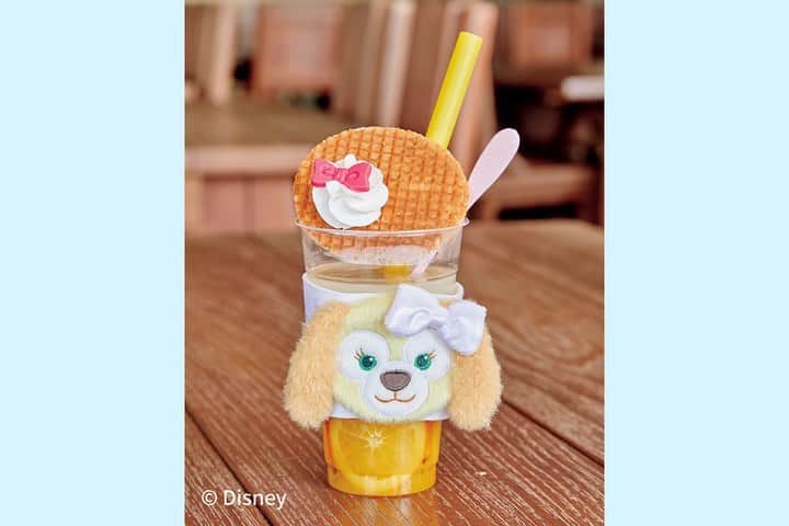 月刊ディズニーファン【公式】さんのインスタグラム写真 - (月刊ディズニーファン【公式】Instagram)「2024年1月14日（日）まで販売予定⛄️ 「#ダッフィー＆フレンズの#ホワイトウィンタータイムワンダーズ 」の#スペシャルメニュー を紹介❣️   📷#ケープコッドクックオフ のファーストプライズセット ￥1430 チーズブレッドサンドのサツマイモとチーズクリームの相性は抜群🍠🧀 生ハムの塩味とピスタチオのやさしい歯応えが効いています🌟 プラス￥1300で#スーベニアランチケース が付けられるよ👜  📷チョコレートケーキ￥550 ココアスポンジをチョコレートコーティングした濃厚なチョコレートケーキ🍫 中のアプリコットジャムがいいアクセントに❤️ プラス￥650で#スーベニアプレート 付きにできるよ🍽️  📷ホワイトチョコムース＆ライムゼリー￥550 濃厚なホワイトチョコムース🍫に、甘酸っぱいストロベリーソース🍓とさっぱりとしたライムゼリーが入っているよ❄️ #スーベニアカップ 付きはプラス￥650だよ☕️  📷オレンジ＆ティーゼリードリンク（#クッキーアン ）￥700 クッキー・アンをイメージしたホットドリンクが再登場🍪 オレンジ 🍊の味わいとティーゼリー🫖のぷるぷる感が楽しいドリンクだよ🍹 #スーベニアスリーブ はプラス¥850で購入できるよ🧁     #ディズニーファン１月号 では、ダッフィー＆フレンズに関する2023年冬のニュースを紹介しているよ📖 ダッフィーたちと一緒に冬を楽しく過ごそう☃️   #ディズニーファン1月号 に掲載の記事は、2023年11月13日時点の情報に基づいています。掲載した情報は、予告なく内容が変更、中止になる場合があります。  各情報の最新状況につきましては、誌面に掲載のお問い合わせ先にお問い合わせください。  東京ディズニーリゾートに関する情報は、 東京ディズニーリゾート・インフォメーションセンター 電話0570-00-8632　受付時間：10:00-15:00 （年中無休） （一部のIP電話・国際電話の方は045-330-5211）にお問い合わせください。  読者の皆様にはご迷惑をおかけいたしますが、何とぞご了承いただけますよう、お願い申し上げます。  #ディズニーファン #月刊ディズニーファン #disneyfan  #disney #ディズニー #tokyodisneyresort #tokyodisneysea#東京ディズニーリゾート #東京ディズニーシー #ダッフィーアンドフレンズ  #ディズニークリスマス#disneychristmas #ダッフィーアンドフレンズのホワイトウィンタータイムワンダーズ#クリスマス#スーベニア」12月18日 14時52分 - dfan_mag_official