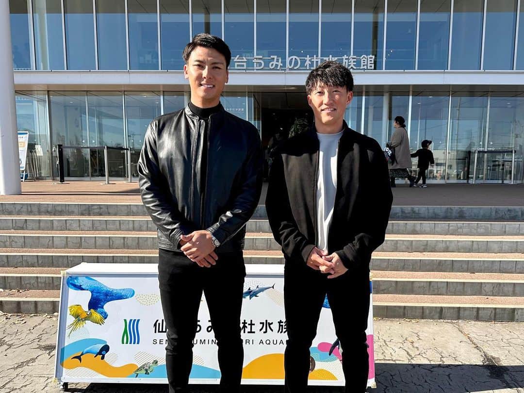 東北楽天ゴールデンイーグルスさんのインスタグラム写真 - (東北楽天ゴールデンイーグルスInstagram)「🐬  先日、村林選手の夢を叶えるべく #むらこぶ で #仙台うみの杜水族館 へ🌊✨  イルカのトレーナーを体験する村林選手と それを応援する小深田選手の姿は 「楽天イーグルス2023シーズン総集編」でCHECK！💿  水族館デートや以心伝心ゲームも行い、 今回も『むらこぶしてます』🤭  #RakutenEagles #小深田大翔 #村林一輝 #むらこぶするむらこぶ #思わずイルカもカメラ目線 #東北#宮城#仙台」12月18日 14時59分 - rakuten_eagles