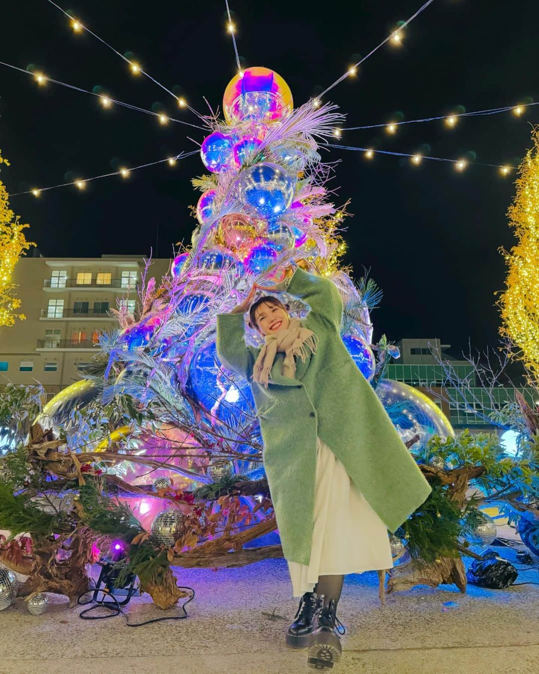 黒田りささんのインスタグラム写真 - (黒田りさInstagram)「🎄【#司会のお仕事】  今年初開催のSAGAサンライズパーククリスマスマーケット🎄 初日から２日間司会をさせて頂きました☺️🌼 超豪華なメインゲストはTEEさんと、コレサワさん！ 会場中が埋め尽くされるほど沢山のお客さんで盛り上がりました🙌 佐賀の皆さん優しくって、日曜日は雪が降る中でしたが ほかほかな気分でみんなでがんばれました☃️❄️ たのしかったな〜🥺🫶  クリスマスマーケットは25日まで毎日開催中です✨ 美味しいグルメや、ホットドリンク ステージイベントも盛りだくさんなので ぜひ行ってみてくださいね🤍 -------------- 元マネージャーさんと6年ぶりくらいに直接お仕事できたんだ！ それも嬉しかったなあ🤍 呼んでいただき、ありがとうございました☺️🫶  #佐賀#SAGAサンライズパーク#sagaサンライズパーククリスマスマーケット#佐賀イベント#クリスマスマーケット」12月18日 15時05分 - kurorisa_14